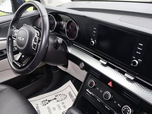 Used 2023 Kia Carnival LX image 8