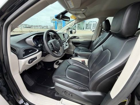 Used 2023 Chrysler Pacifica Touring-L image 15