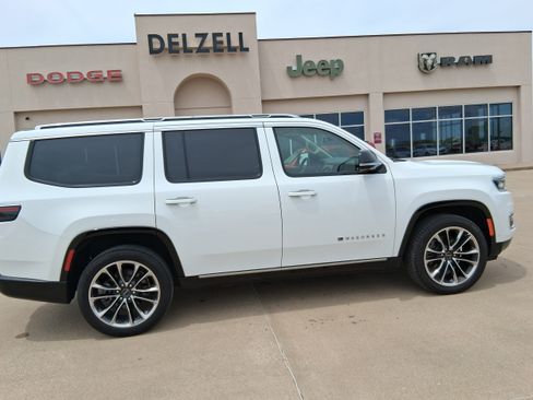 Used 2024 Jeep Wagoneer Series III w/ Premium Group I AWD/4WD image 1