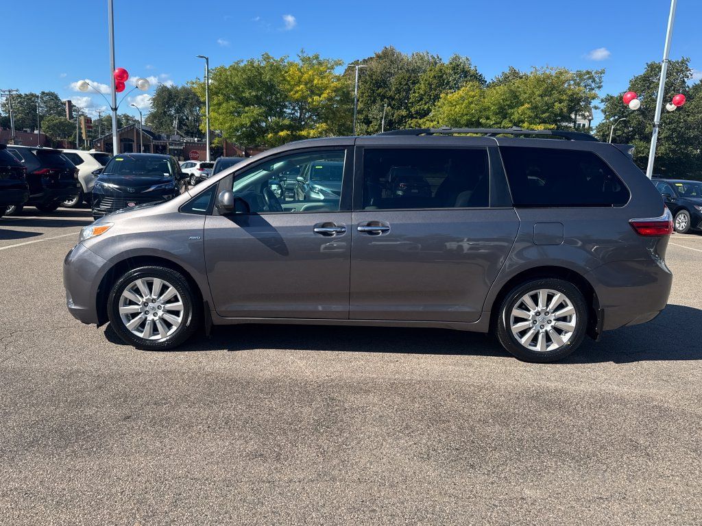 Used 2017 Toyota Sienna XLE Premium w/ Outdoor Package AWD/4WD image 4