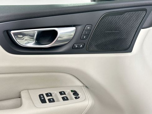 Used 2020 Volvo XC60 T6 Momentum w/ Protection Package Premier image 19