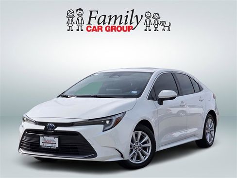 Used 2025 Toyota Corolla XLE image 1
