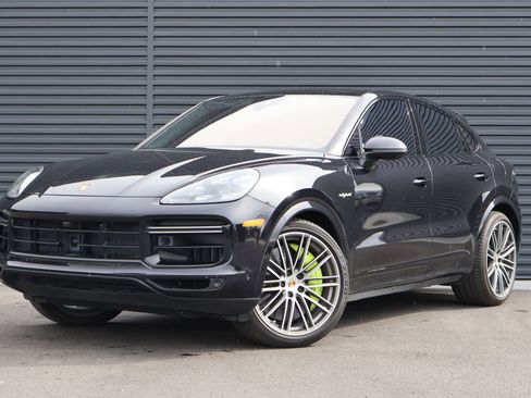 Certified 2022 Porsche Cayenne Turbo S AWD/4WD image 1