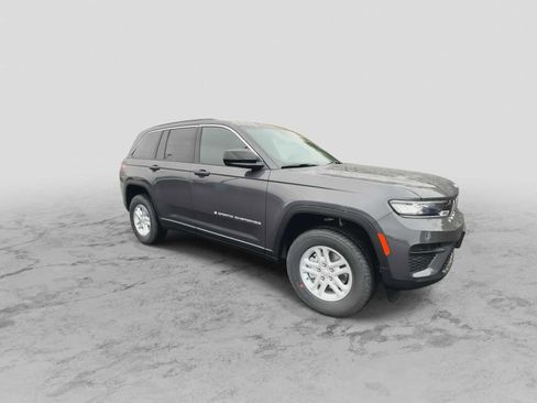 New 2025 Jeep Grand Cherokee Laredo image 2