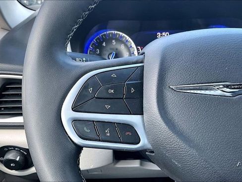 Used 2024 Chrysler Pacifica Touring-L image 10