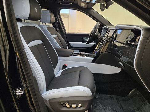 New 2026 Rolls-Royce Cullinan Black Badge image 25