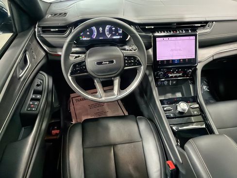 Used 2025 Jeep Grand Cherokee Overland w/ Luxury Tech Group IV AWD/4WD image 17