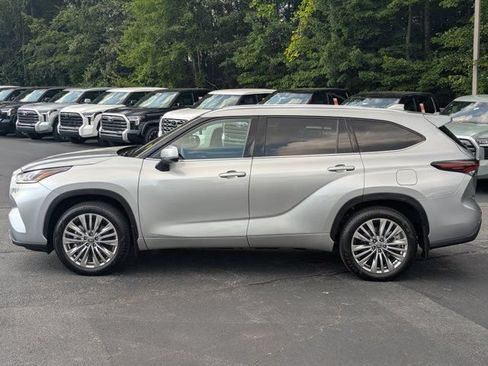 Used 2024 Toyota Highlander Platinum AWD/4WD image 4
