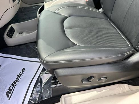 Used 2024 Chrysler Pacifica Select image 17