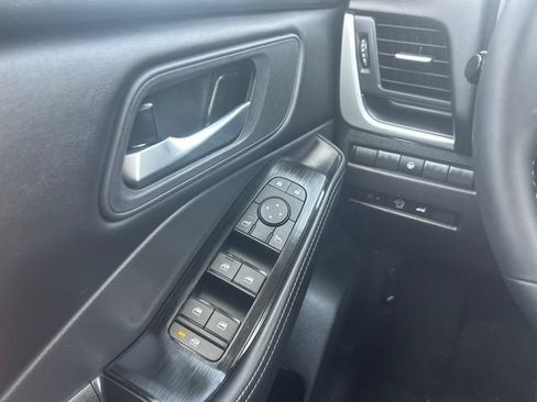 Used 2026 Nissan Rogue SV FWD image 33