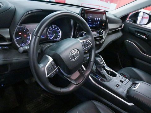 Used 2024 Toyota Highlander XLE FWD image 12