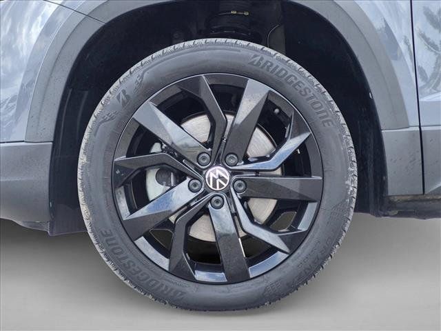 Used 2023 Volkswagen Taos SE w/ Panoramic Sunroof Package FWD image 22