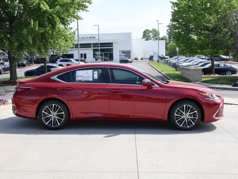Used 2025 Lexus ES 300h w/ Premium Package FWD image 10