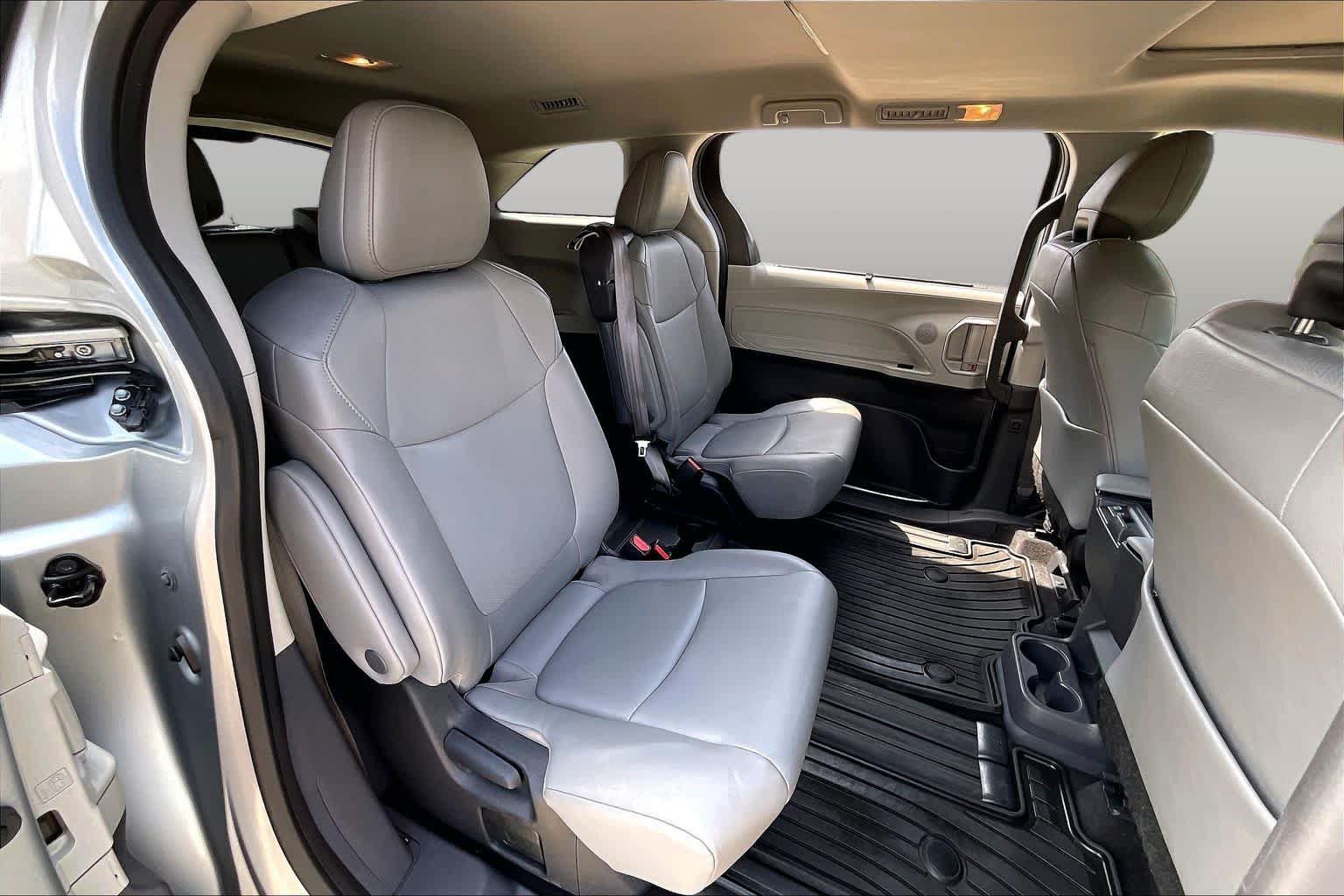 Used 2023 Toyota Sienna XLE FWD image 17