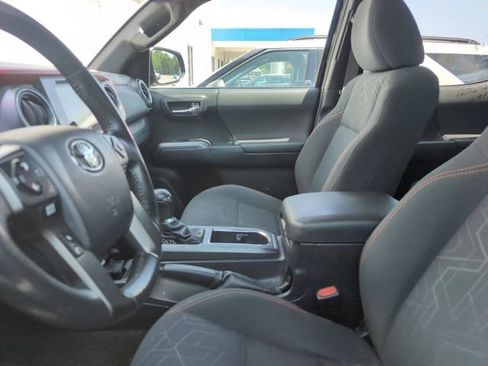 Used 2017 Toyota Tacoma TRD Sport AWD/4WD image 2