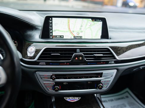 Used 2018 BMW 750i xDrive image 32