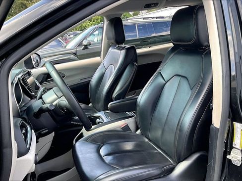 Used 2023 Chrysler Pacifica Touring-L FWD image 20