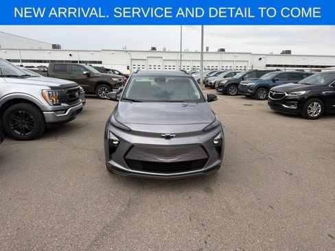 Used 2023 Chevrolet Bolt EUV LT w/ Comfort Package FWD image 4