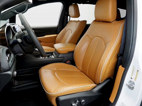 Used 2022 Chrysler Pacifica Pinnacle FWD image 8