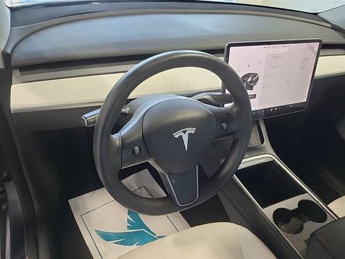 Used 2022 Tesla Model Y Long Range AWD/4WD image 3