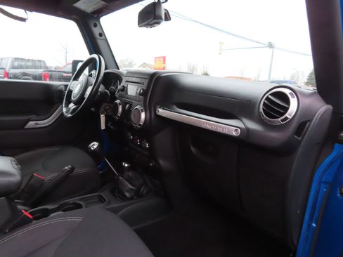 Used 2016 Jeep Wrangler Rubicon w/ Power Convenience Group image 37