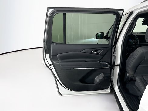 Used 2025 Chevrolet Traverse LT image 27