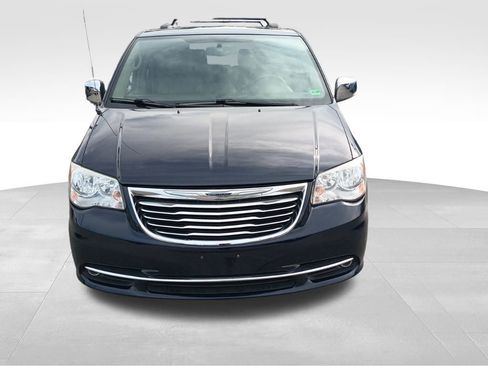 Used 2014 Chrysler Town & Country Touring-L w/ Driver Convenience Group image 9