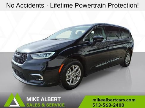 Used 2024 Chrysler Pacifica Touring-L FWD image 3