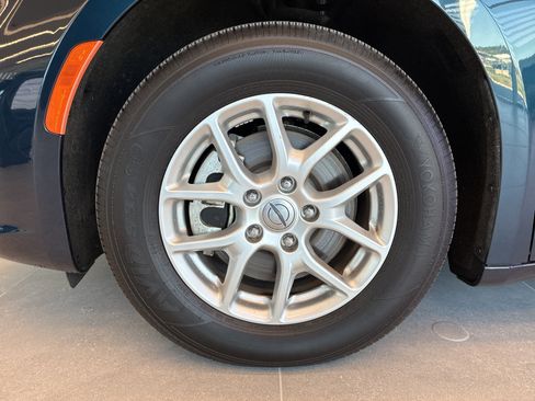 Certified 2025 Chrysler Pacifica Select FWD image 34