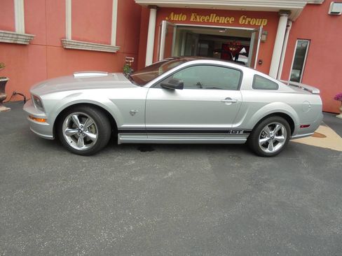 Used 2009 Ford Mustang GT RWD image 3