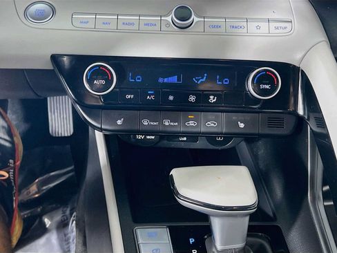 Certified 2025 Hyundai Elantra Limited FWD image 16