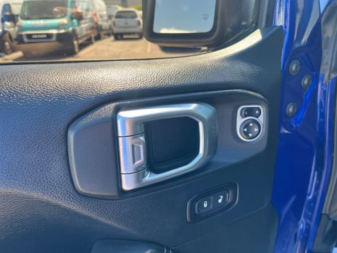 Used 2018 Jeep Wrangler Unlimited Sahara image 30