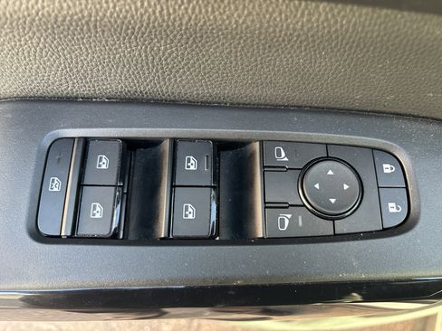 Used 2024 Nissan Pathfinder SV w/ Black Appearance Package image 18