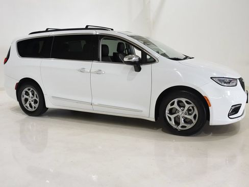 Used 2023 Chrysler Pacifica Limited FWD image 3