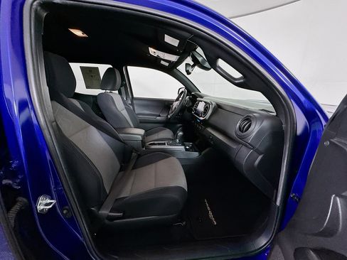 Used 2022 Toyota Tacoma TRD Sport w/ Technology Package image 32