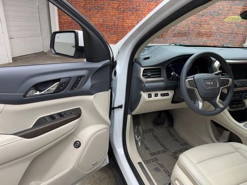 Used 2023 GMC Acadia Denali w/ Denali Technology Package image 9
