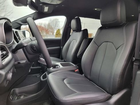 New 2026 Chrysler Pacifica Select AWD/4WD image 19