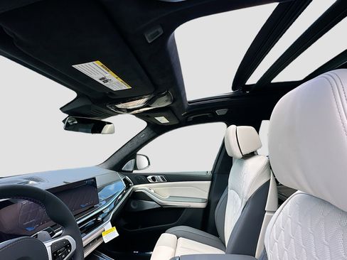 New 2026 BMW X7 M60i image 16