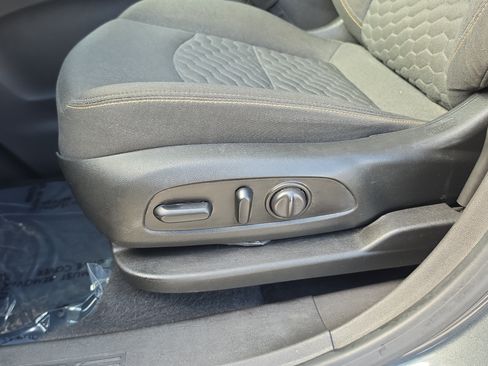 Used 2021 Chevrolet Equinox LT FWD image 21