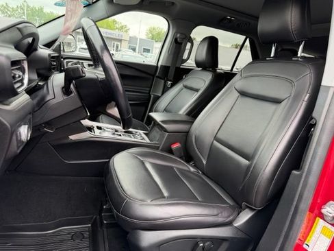 Certified 2022 Ford Explorer XLT w/ Equipment Group 202A AWD/4WD image 5