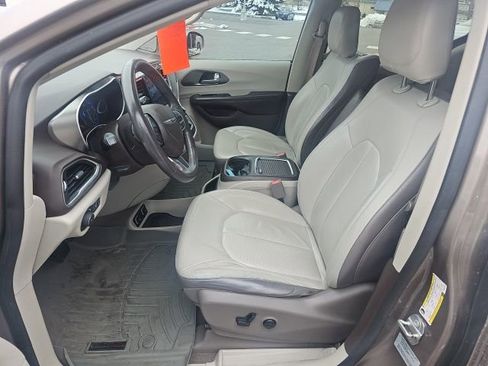 Used 2017 Chrysler Pacifica Touring-L Plus FWD image 7