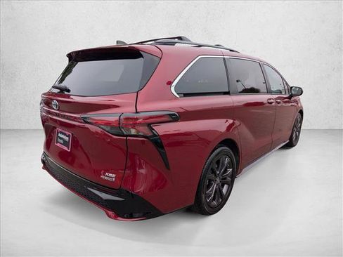 Certified 2022 Toyota Sienna XSE w/ XSE Plus Package FWD image 5