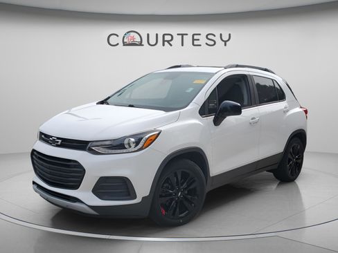 Used 2020 Chevrolet Trax LT w/ Sun & Sound Package FWD image 1
