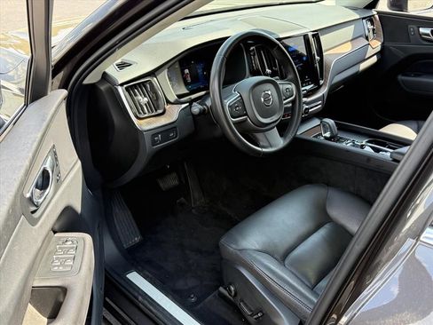 Used 2022 Volvo XC60 B5 Momentum AWD/4WD image 10