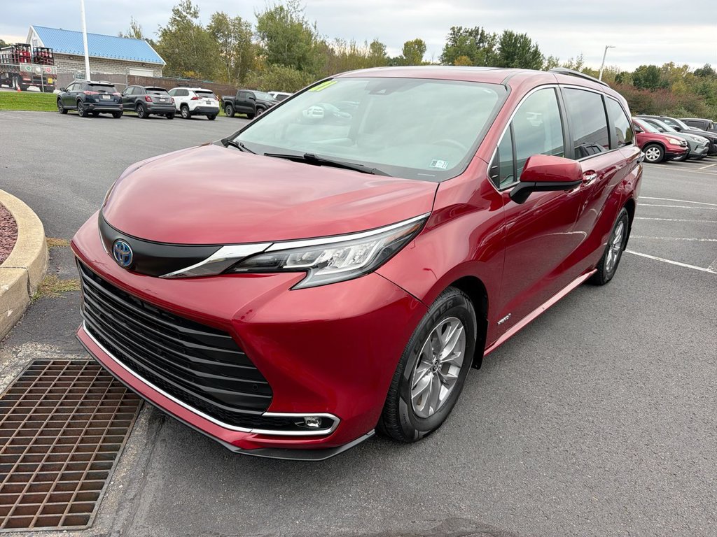 Used 2021 Toyota Sienna XLE AWD/4WD image 4