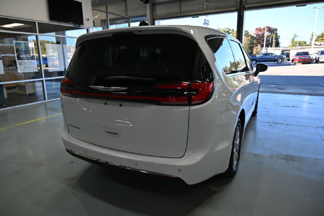 Used 2024 Chrysler Pacifica Touring-L FWD image 5