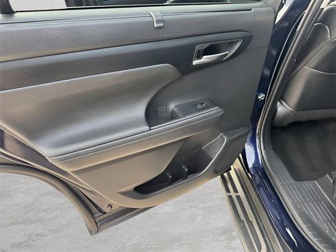 Used 2023 Toyota Highlander XLE image 10