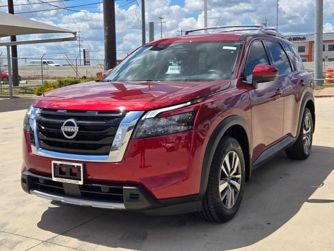 Used 2025 Nissan Pathfinder SL FWD image 3