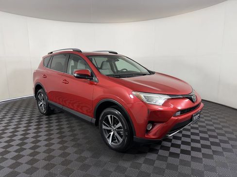 Used 2017 Toyota RAV4 XLE AWD/4WD image 4