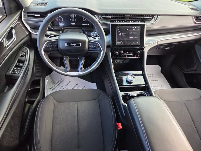 Used 2023 Jeep Grand Cherokee Laredo AWD/4WD image 8